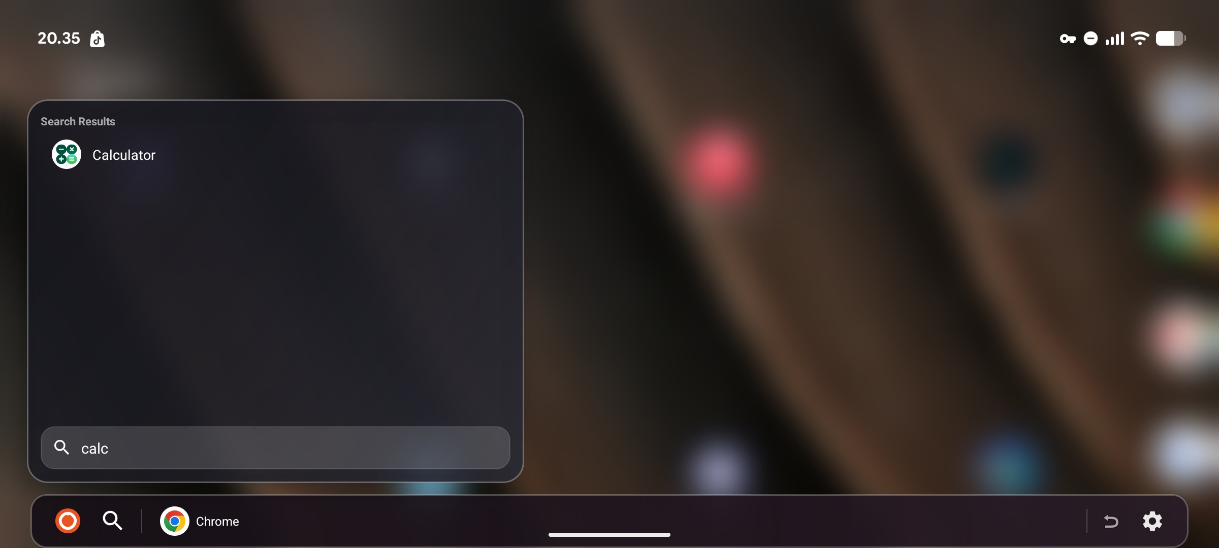 Tampilan live desktop Cyberdeck dengan Spotlight Search dan Freeform Apps